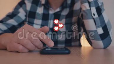 接近年轻人使用和玩智能手机与喜欢和爱的图标浮出智能手机